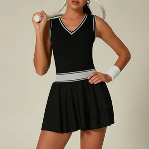 Robe de tennis élégante noire et blanche avec jupe plissée et coupe athlétique femme
