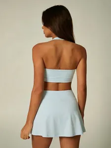 Vue arrière d'un ensemble brassière de sport dos nu et jupe de tennis bleu clair