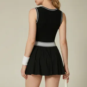 Robe de tennis noire sans manches avec bordure rayée et jupe à volants pour femme