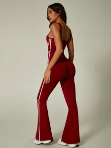 Professioneller roter Yoga-Jumpsuit mit weißen Streifen und modischem Schlaghosenschnitt