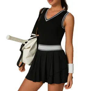 Robe de tennis noire pour femme avec bordure contrastée blanche et joli bas à volants