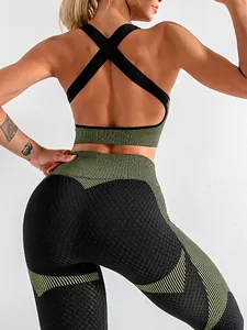 Set yoga professionale con reggiseno sportivo incrociato verde oliva e leggings a vita alta