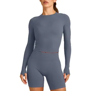Nahtloses, eng anliegendes Langarm-Sportoberteil und Yoga-Set mit Shorts in Schieferblau