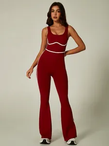 Eleganter roter ärmelloser Yoga-Jumpsuit mit weißem Kontrastbesatz und Schlaghose