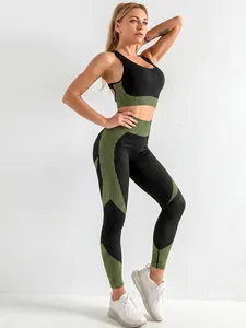 Set da yoga due pezzi testurizzato nero e verde oliva con leggings a vita alta per il fitness