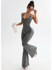 Combinaison de yoga sans couture imprimé léopard gris avec pantalon évasé et dos croisé
