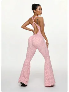 Détail d'une combinaison de yoga rose léopard sans couture avec dos croisé et pattes d'eph