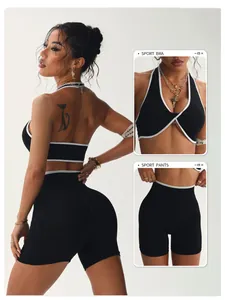 Dettaglio del set da yoga nero senza cuciture con bordini bianchi e reggiseno a incrocio