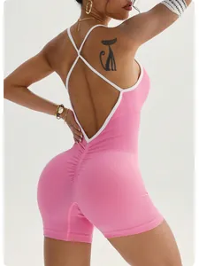 Dettaglio tuta da yoga rosa a costine senza maniche con spalline bianche incrociate sul retro