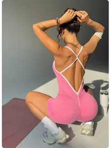 Vista posteriore di body yoga a costine rosa con spalline incrociate e dettaglio scrunch