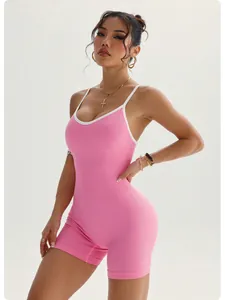 Dettaglio body yoga a costine rosa con bordo bianco su modella fitness