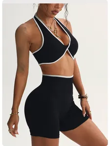 Dettaglio del set yoga nero senza cuciture con reggiseno intrecciato e pantaloncini.