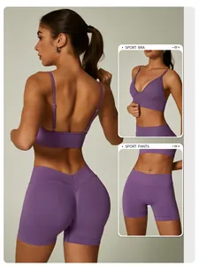 Detalle del sujetador deportivo de canalé morado sin costuras y pantalones cortos de yoga