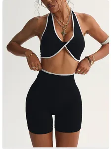 Dettaglio set yoga nero senza cuciture con reggiseno a contrasto e pantaloncini alti