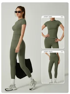 Vue détaillée de l'ensemble de yoga vert olive avec des légendes haut et pantalon.