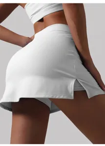 Vista laterale della gonna pantalone da yoga bianca con spacco e shorts integrati