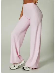Detailaufnahme der rosa High-Waist-Yoga-Hose mit weitem Bein und elastischem Premium-Stoff.