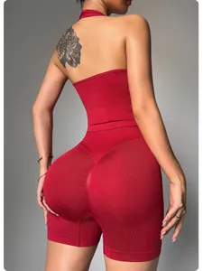 Vista posteriore di un set da yoga rosso senza cuciture con top a lupetto e shorts.