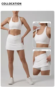 Vista dettagliata del reggiseno sportivo halter bianco e del set gonna da tennis