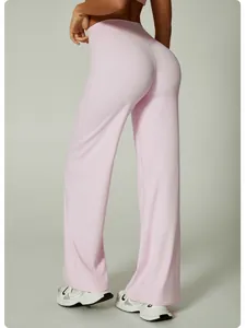 Detailansicht von hinten einer hellrosa Yoga-Hose mit hohem Bund und weitem Bein für Damen.