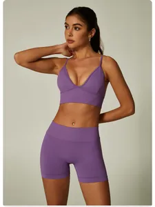 Detalle de conjunto deportivo morado sin costuras con sujetador de canalé y pantalones