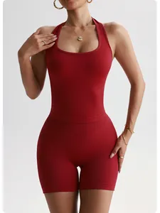 Vista dettagliata di un set da yoga e fitness rosso in due pezzi senza cuciture su una modella
