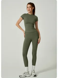 Ensemble de yoga vert olive à manches courtes avec leggings sur mannequin