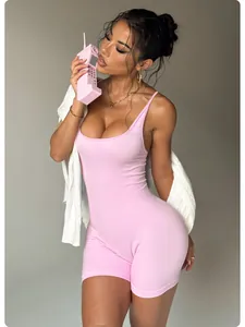 Detailansicht eines rosa gerippten, eng anliegenden einteiligen Yoga-Overalls
