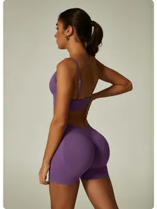 Vista lateral-trasera de sujetador deportivo de canalé morado y pantalones cortos