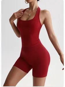 Vista dettagliata del set da yoga in due pezzi senza cuciture rosso su una modella
