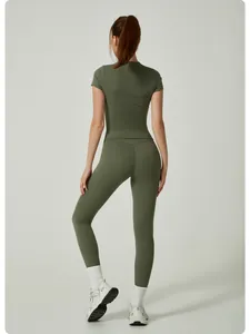 Vue arrière d'un ensemble de yoga vert olive avec haut à manches courtes et leggings