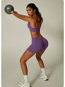 Vista de cuerpo completo de un conjunto de yoga acanalado violeta sin costuras en modelo