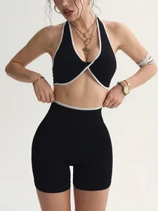 Completo da yoga senza cuciture con reggiseno sportivo intrecciato a contrasto e pantaloncini