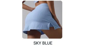 Dettaglio della gonna-pantalone da yoga a trapezio azzurro a vita alta con spacco