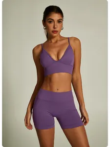 Modelo de fitness profesional con un conjunto de sujetador deportivo de canalé sin costuras morado
