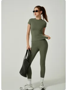 Ensemble de yoga vert olive professionnel avec haut à manches courtes et legging.