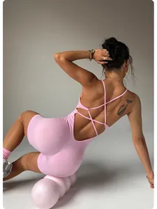 Detailansicht der Rückseite eines rosa gerippten Yoga-Jumpsuits mit Überkreuz-Trägern