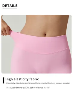 Detailansicht zeigt die hohe Elastizität des Bunds dieser rosa Fitness-Laufhose.