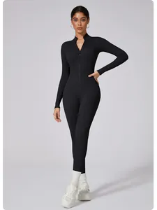 Volledig overzicht van zwart geribbelde hoog-elastische yoga-jumpsuit met rits.
