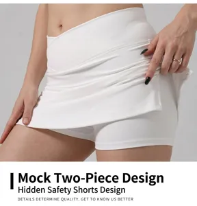 Vista dettagliata della gonna pantalone da yoga bianca a vita alta con pantaloncini interni