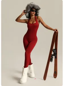 Combinaison dos nu rouge sans couture avec bottes d'hiver et accessoire de ski.