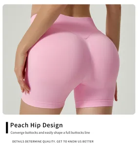 Detailansicht der pinkfarbenen Hip-Lifting-Yogashorts mit unterstützendem Pfirsich-Po-Design.