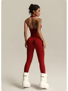 Vue arrière d'une combinaison dos nu rouge sans couture montrant la coupe ajustée