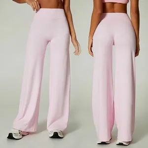 Hellrosa Yoga-Hose mit hoher Taille und weitem Bein für Damen, Vorder- und Rückansicht im Studio