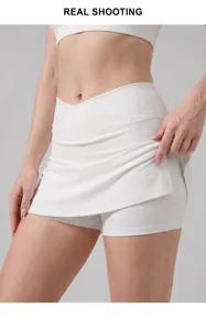 Dettaglio di una gonna da tennis bianca a vita alta con pantaloncini di sicurezza integrati.