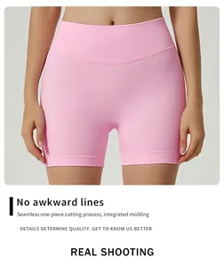 Nahaufnahme von rosafarbenen, nahtlosen Fitness-Shorts mit hohem Bund und Rippbündchen
