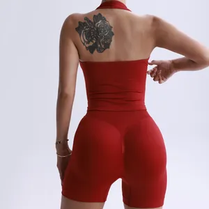 Completo yoga rosso senza cuciture con top allacciato al collo e pantaloncini sportivi a vita alta