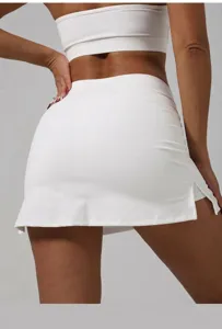 Vista posteriore di una gonna-pantalone bianca a vita alta per tennis e fitness.