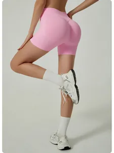 Detailansicht der rosa Hip-Lifting-Laufshorts mit gerippter Textur für Fitness und Sport