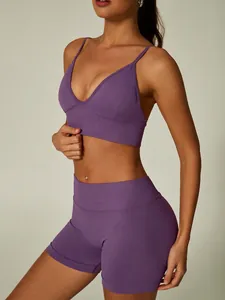 Conjunto de sujetador deportivo y pantalones cortos de yoga de canalé morado mujer